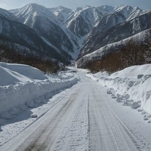 八ヶ岳はノーマルタイヤでいつまで走れる？限界時期とリスク対策